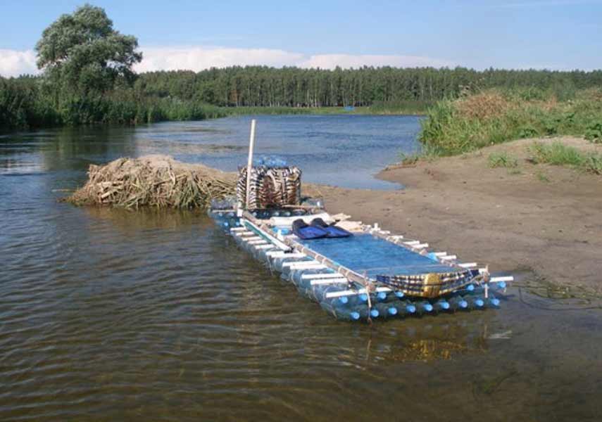 Плот из бутылок